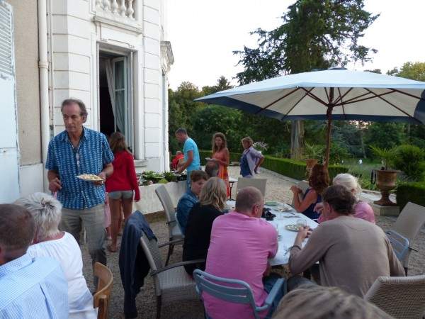 Chateau de prety garden party gasten