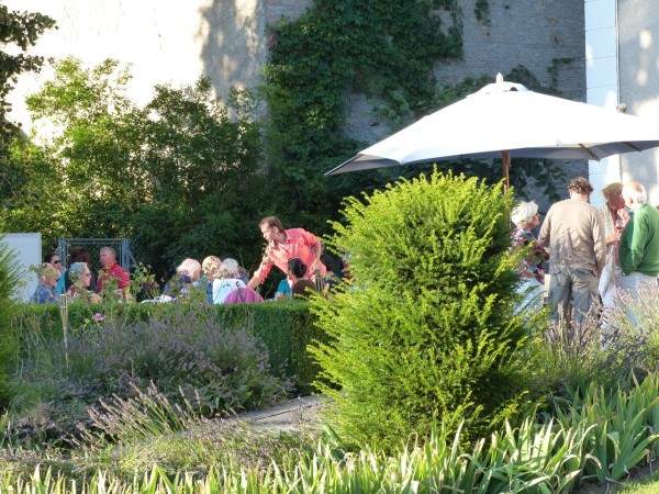 Chateau de prety garden party3