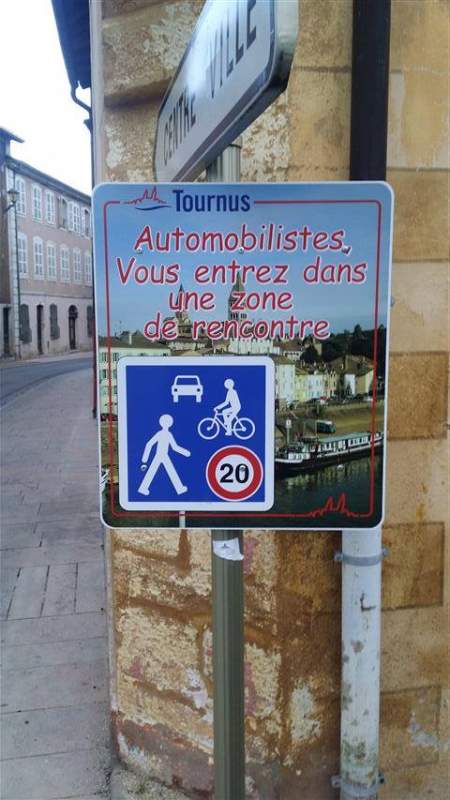 tombe-dans-le-panneau