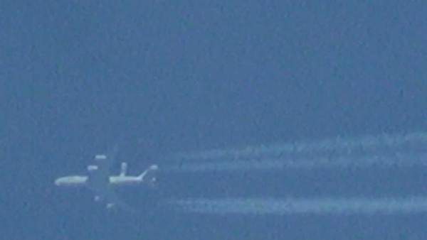 Un avion. Qui vole. Et qui fait des traînées. Preuve imparable.