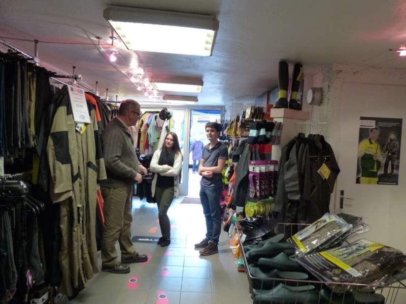 vendeur vêtements de travail avec clients